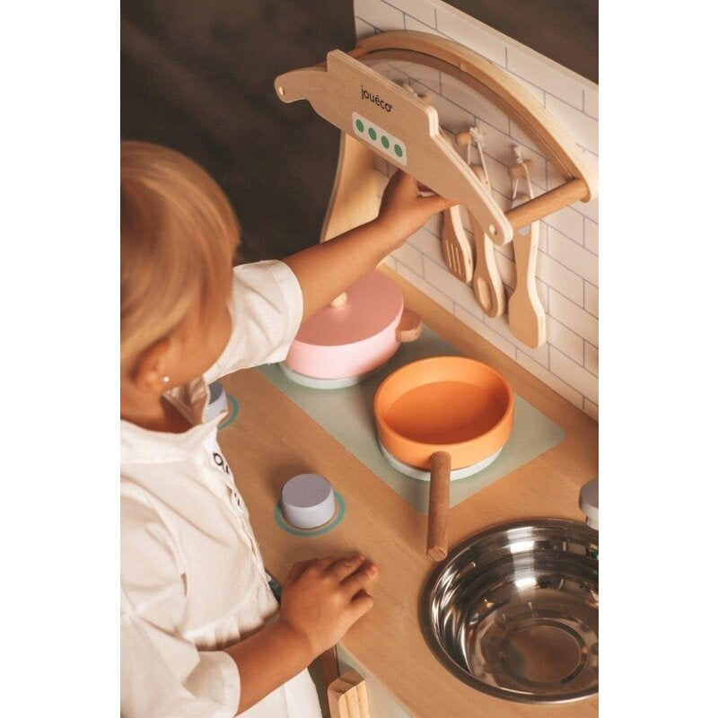 Bucatarie copii, Joueco, Din lemn certificat FSC, Cu accesorii, Reglabila pe inaltime, 86x56 cm, 3 ani+, Multicolor