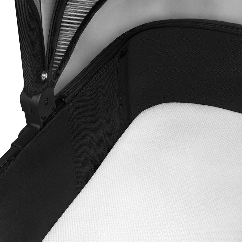 Carucior 3 in 1, Lionelo, Amber, Cadru aluminiu, Cu landou intarit si salteluta moale, Cu scoica auto testata ADAC, Reversibil, Cu accesorii, Geanta parinti, Pana la 22 kg, Negru silver