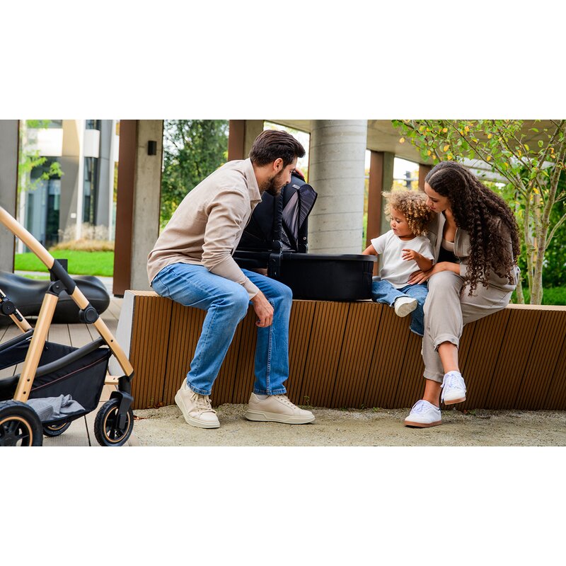 Carucior 3 in 1, Lionelo, Amber, Cadru aluminiu, Cu landou intarit si salteluta moale, Cu scoica auto testata ADAC, Reversibil, Cu accesorii, Geanta parinti, Pana la 22 kg, Negru silver