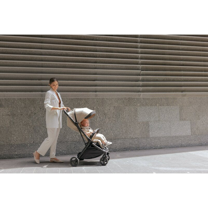 Carucior sport, Jane, Clap, Sistem compact de pliere care permite transportul caruciorului la bordul aeronavei, Cadru din aluminium, De la nastere pana la 26Kg, Conform cu standardul european EN 1888-2:2018+A1:2023, Coal