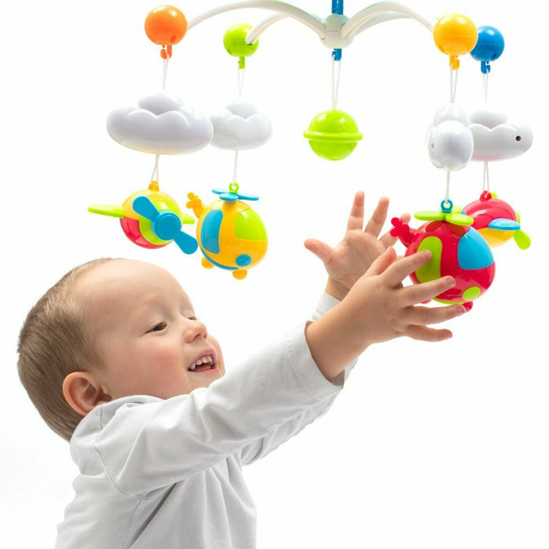 Carusel muzical Baby Mix 4 jucării, Albastru – copil lângă figurine