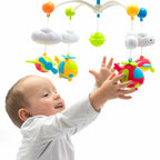 Carusel muzical Baby Mix 4 jucării, Albastru – copil lângă figurine