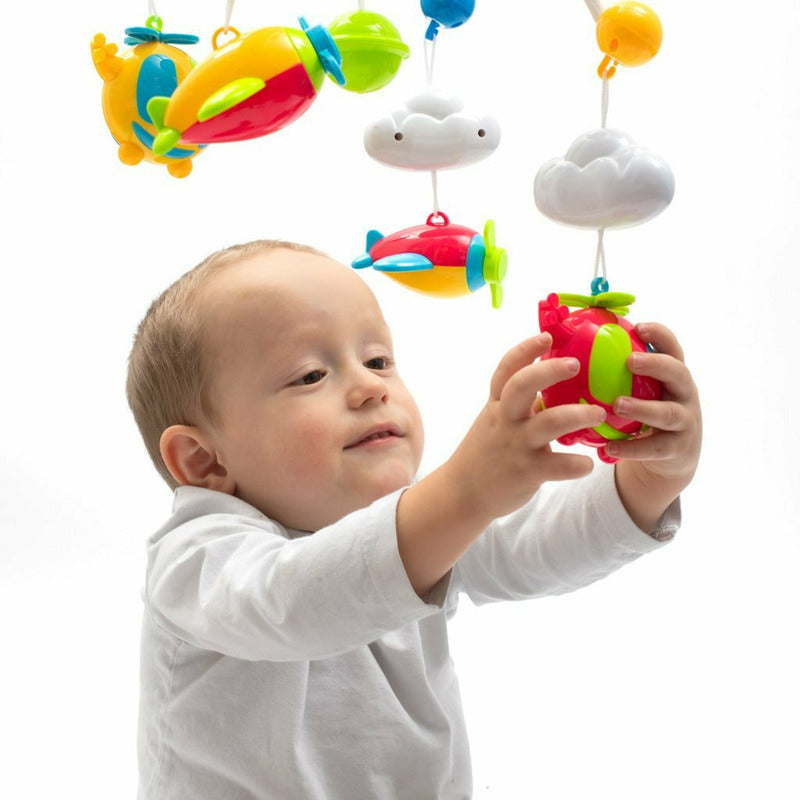 Carusel muzical Baby Mix 4 jucării, Albastru – copil urmărind figurinele