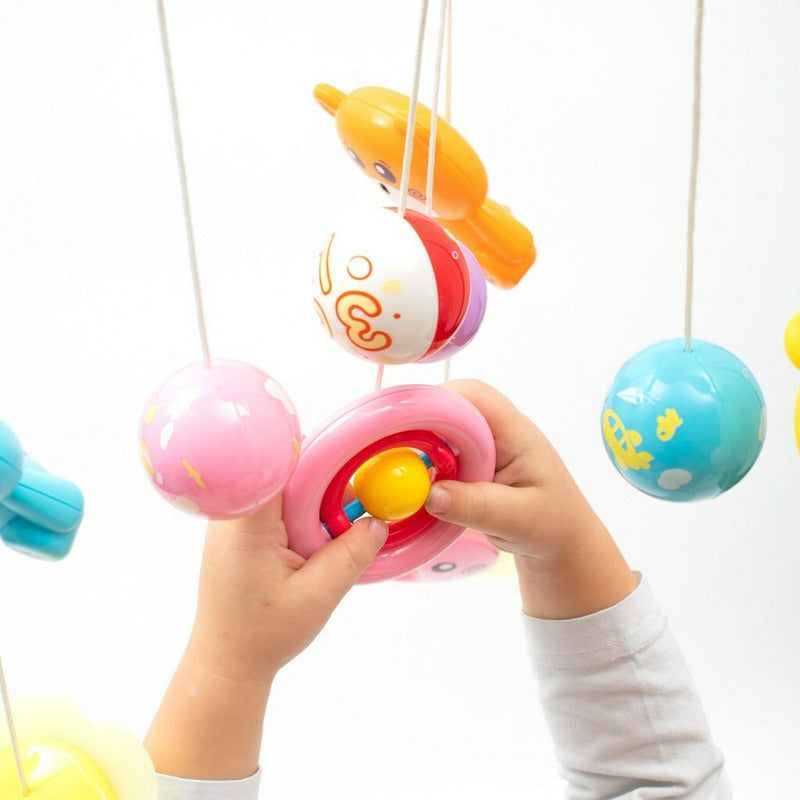 Carusel muzical Baby Mix 11 jucării, Roșu – jucărie detașabilă ținută în mâini