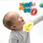 Carusel muzical Baby Mix 11 jucării, Roșu – copil urmărind caruselul