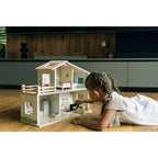 Casa de papusi din lemn Free2Play cu 13 piese de mobilier
