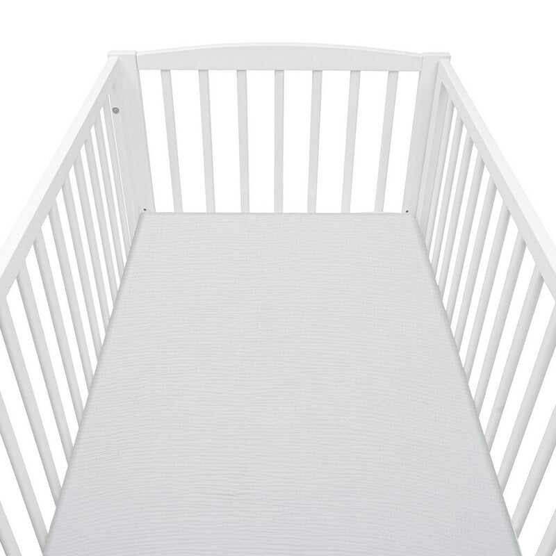 Cearceaf New Baby Muselina 120x60 cm, Gri – cearceaful pe o saltea de pătuț, fotografie ilustrativă