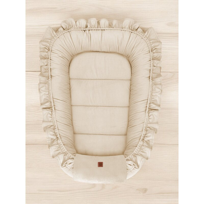 Cosulet bebelus, MimiNu, Pentru dormit, Baby Nest 55 x 75 cm, Cu Volanase, Din catifea, Nugat