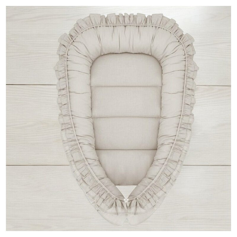 Cosulet bebelus, MimiNu, Pentru dormit, Baby Nest 55 x 75 cm, Cu Volanase, Husa 100% bumbac, Din bumbac certificat Oeko Tex Standard 100, Colectia Royal, Beige