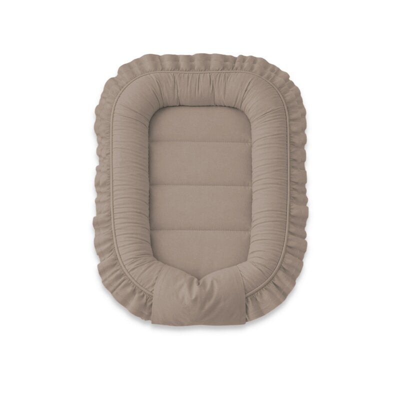 Cosulet bebelus, MimiNu, Pentru dormit, Baby Nest 55 x 75 cm, Cu Volanase, Husa 100% bumbac, Din bumbac certificat Oeko Tex Standard 100, Colectia Royal, Mocha