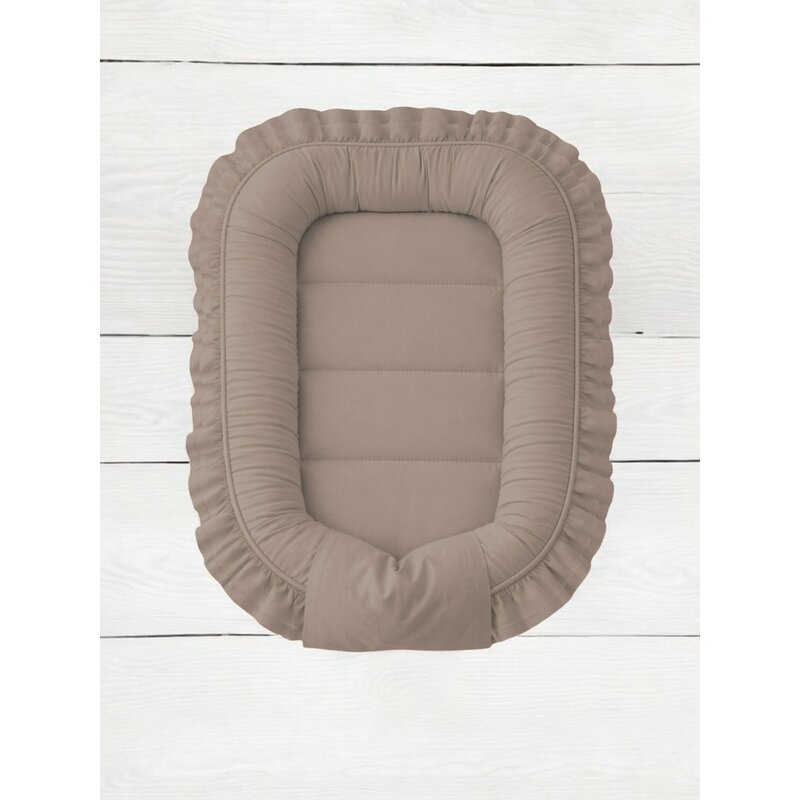 Cosulet bebelus, MimiNu, Pentru dormit, Baby Nest 55 x 75 cm, Cu Volanase, Husa 100% bumbac, Din bumbac certificat Oeko Tex Standard 100, Colectia Royal, Mocha