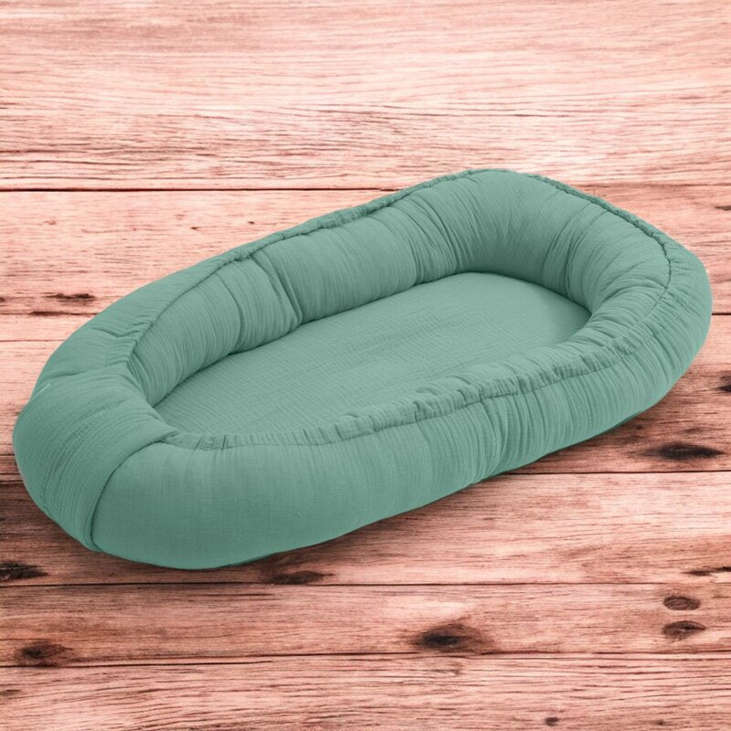 Baby nest New Baby Muselina 80x50 cm, Verde – vedere pe fundal din lemn