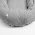 Baby nest New Baby Muselina 80x50 cm, Gri deschis – detaliu al marginii