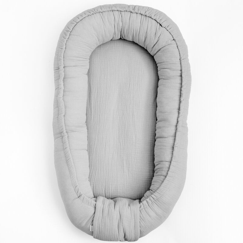 Baby nest New Baby Muselina 80x50 cm, Gri deschis – vedere de sus