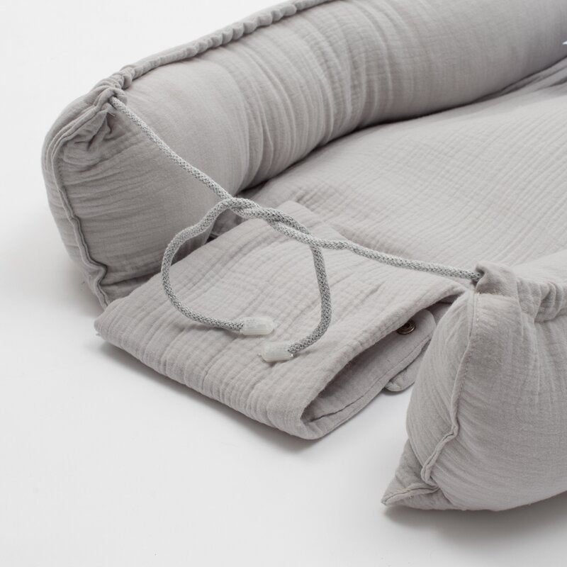 Baby nest New Baby Muselina 80x50 cm, Gri deschis – detaliu al șnurului