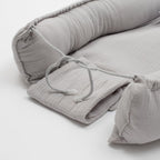 Baby nest New Baby Muselina 80x50 cm, Gri deschis – detaliu al șnurului