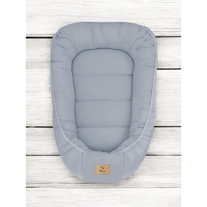 Cosulet bebelus, Qmini, Pentru dormit, Baby Nest 55 x 75 cm, Husa 100% muselina dubla, Material certificat Oeko Tex Standard 100, Jeans