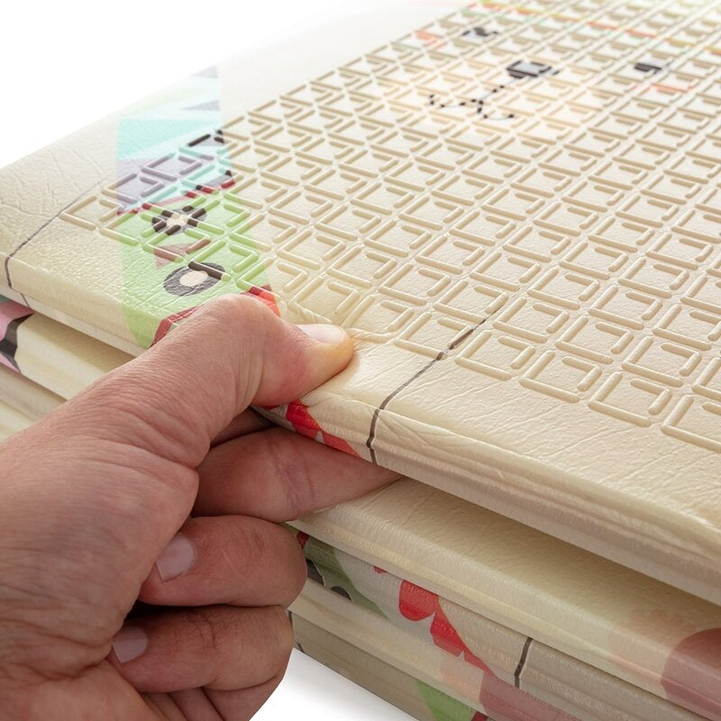 Covoras de joaca, Petite&Mars, Reversibil, Include geanta pentru transport, Pliabil si impermeabil, Non-toxic, 197 x 147 x 1 cm, Campy Cars, 0 luni+, Multicolor