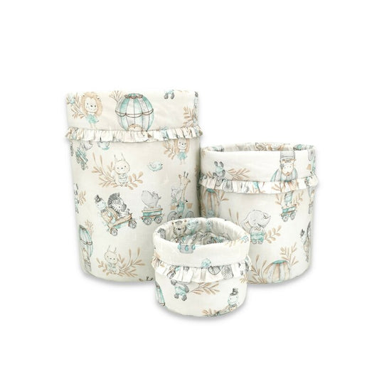 Cutie depozitare jucarii, MimiNu, Set 3 cosuri rotunde cu dimensiuni generoase pentru jucarii, Cu volanase, Dimensiuni 50x35 cm, 35x30 cm, 19x23 cm, Din bumbac certificat Oeko Tex Standard 100, Design, Zoo on Bikes Nugat