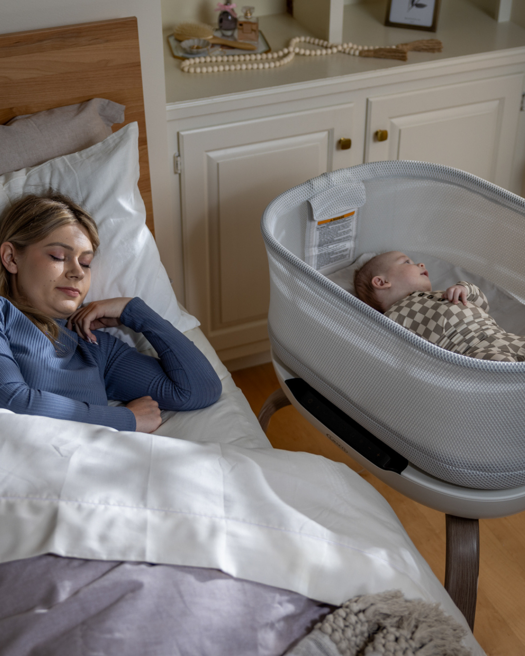 Graco - Patut co-sleeper Eluma Nest Luna cu leganare automata si sistem inteligent de detectare a plansului