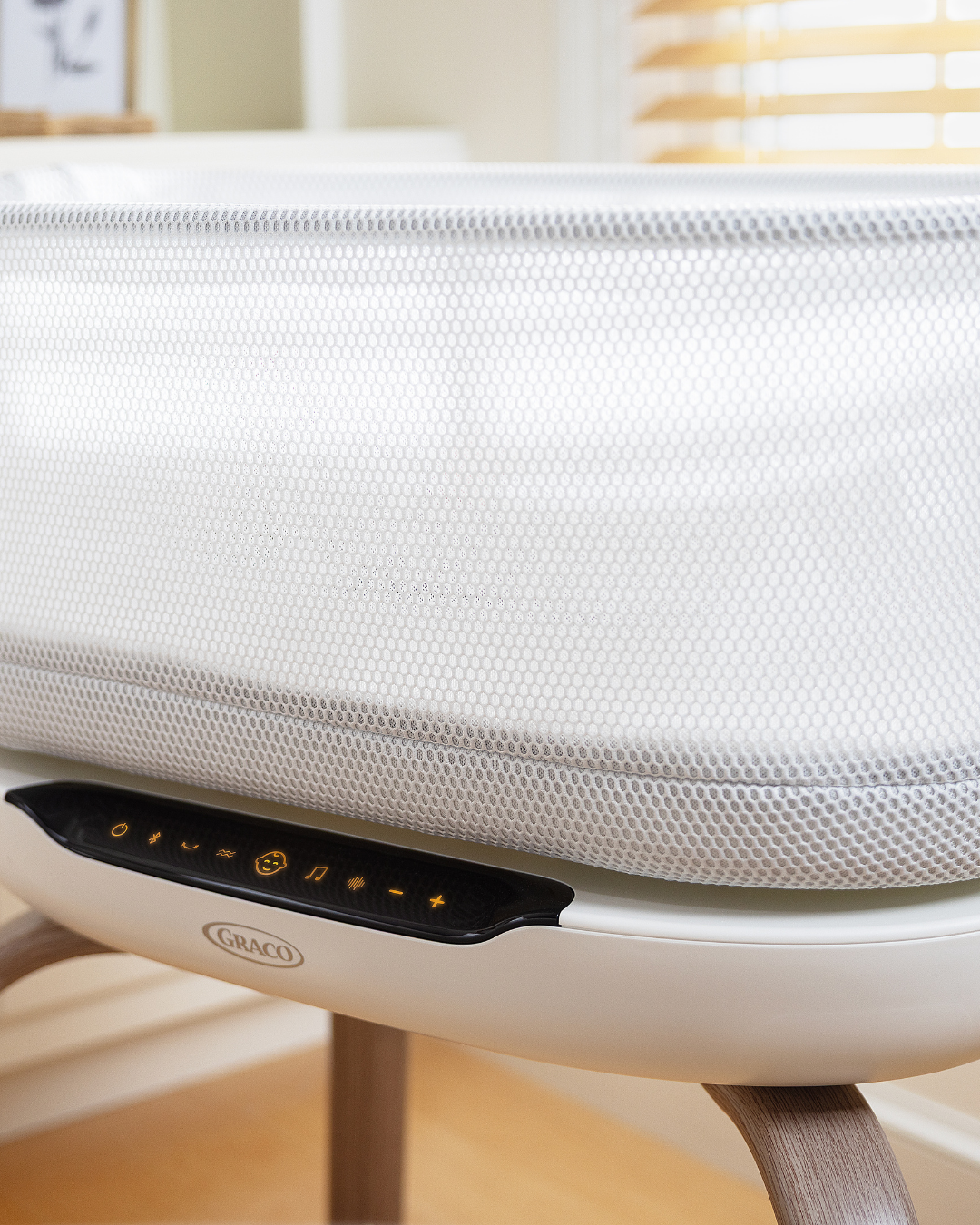 Graco - Patut co-sleeper Eluma Nest Luna cu leganare automata si sistem inteligent de detectare a plansului