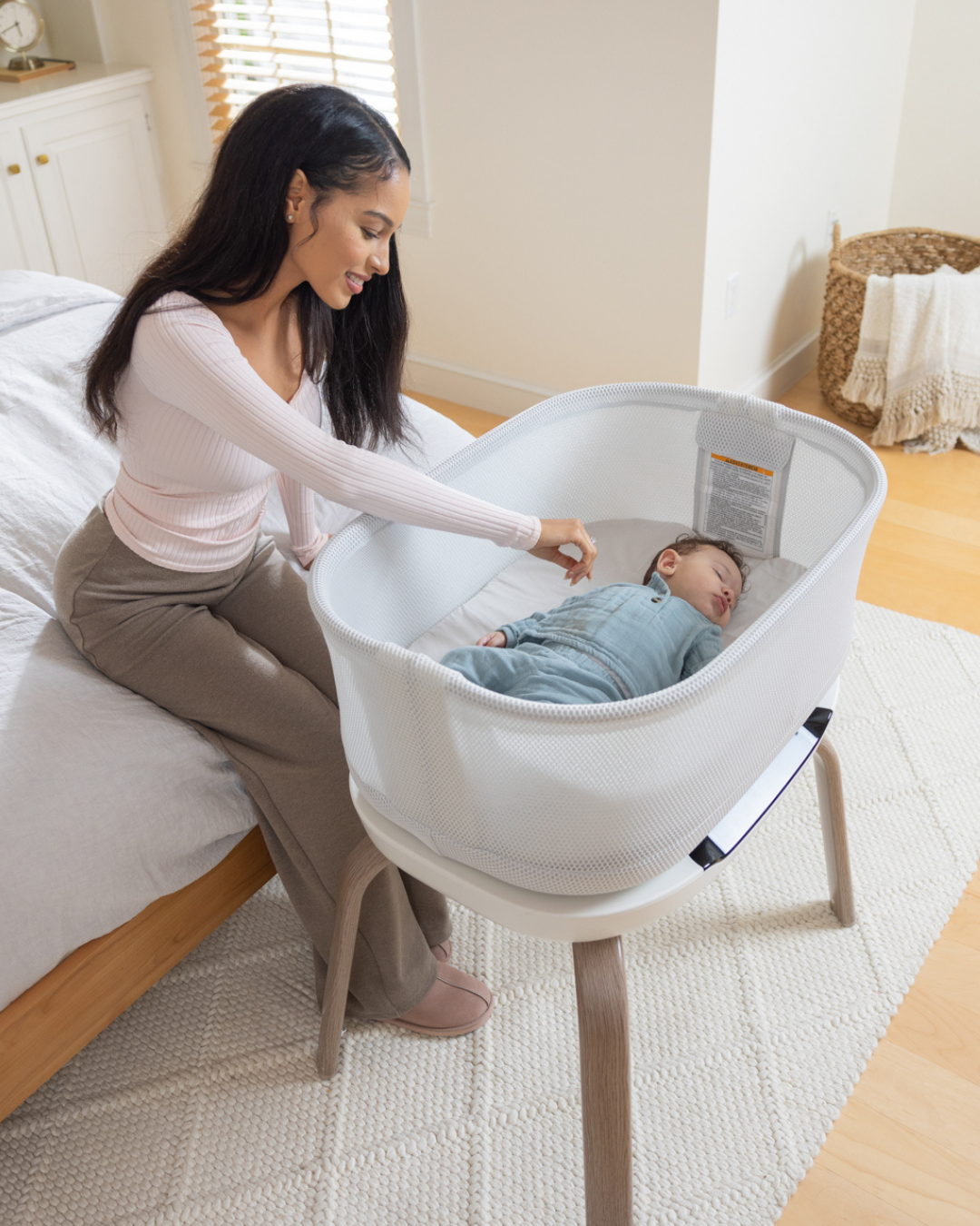 Graco - Patut co-sleeper Eluma Nest Luna cu leganare automata si sistem inteligent de detectare a plansului