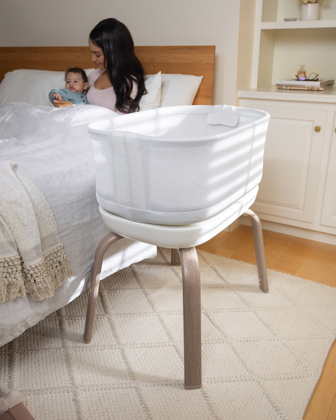 Graco - Patut co-sleeper Eluma Nest Luna cu leganare automata si sistem inteligent de detectare a plansului