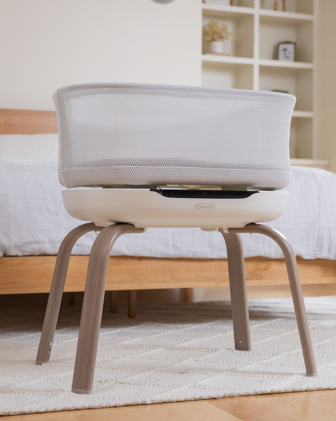 Graco - Patut co-sleeper Eluma Nest Luna cu leganare automata si sistem inteligent de detectare a plansului