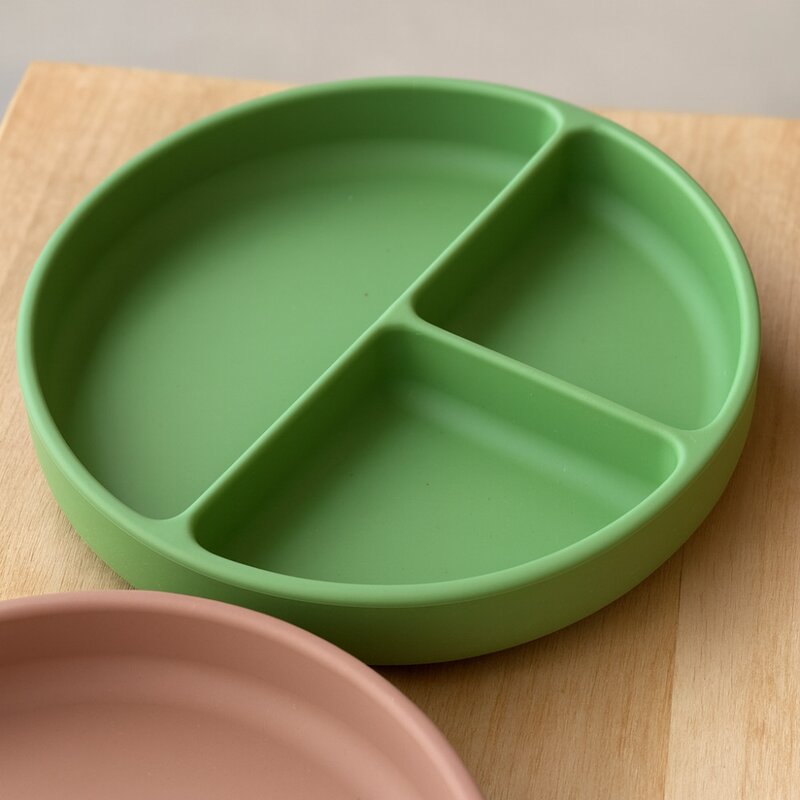 Farfurie compartimentata, Petite&Mars, Take&Match, Din silicon, Rotunda, Cu ventuza si 3 compartimente, Adecvata pentru masina de spalat vase si microunde, Nu absoarbe mirosuri, Fara BPA, 500 ml, 6 luni+, Frosted Sky, Albastru