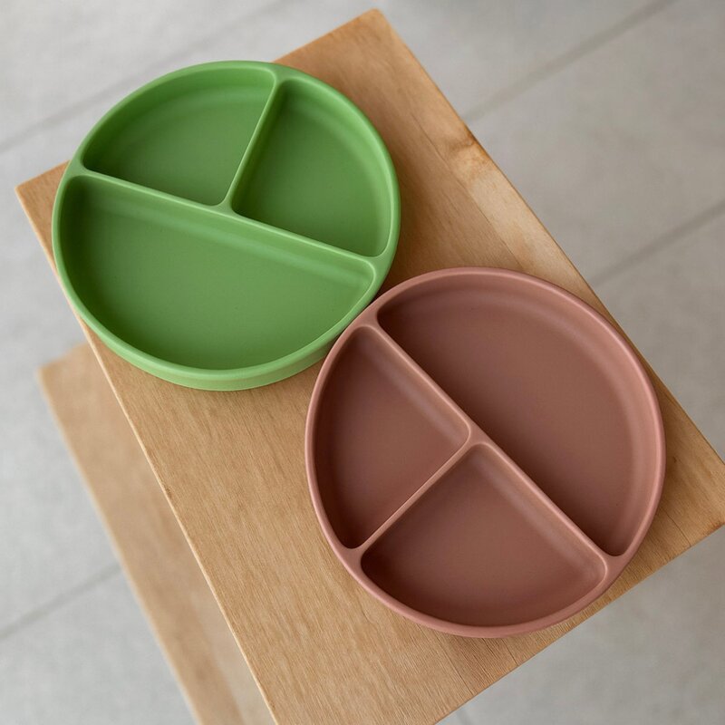Farfurie compartimentata, Petite&Mars, Take&Match, Din silicon, Rotunda, Cu ventuza si 3 compartimente, Adecvata pentru masina de spalat vase si microunde, Nu absoarbe mirosuri, Fara BPA, 500 ml, 6 luni+, Sweet Pea, Verde