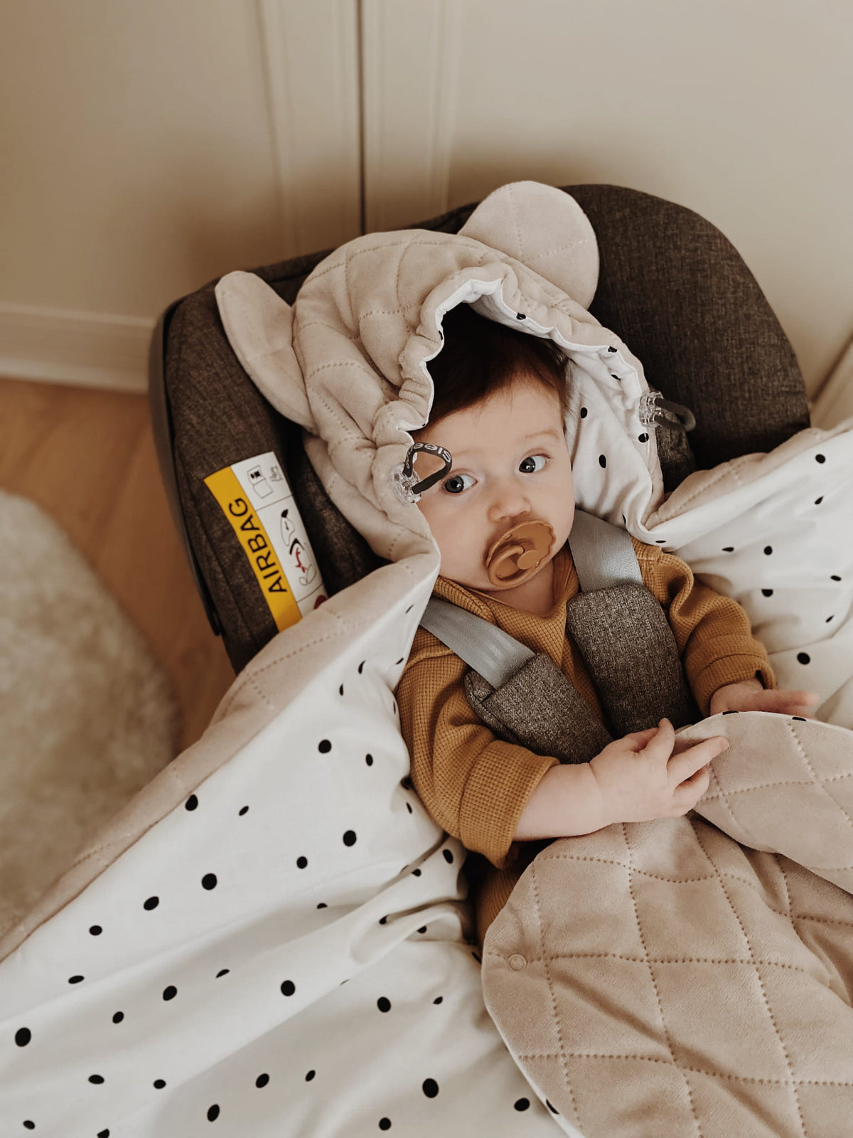 Paturica pentru scoica auto Sleepee Royal Baby catifea Sand - detaliu 2