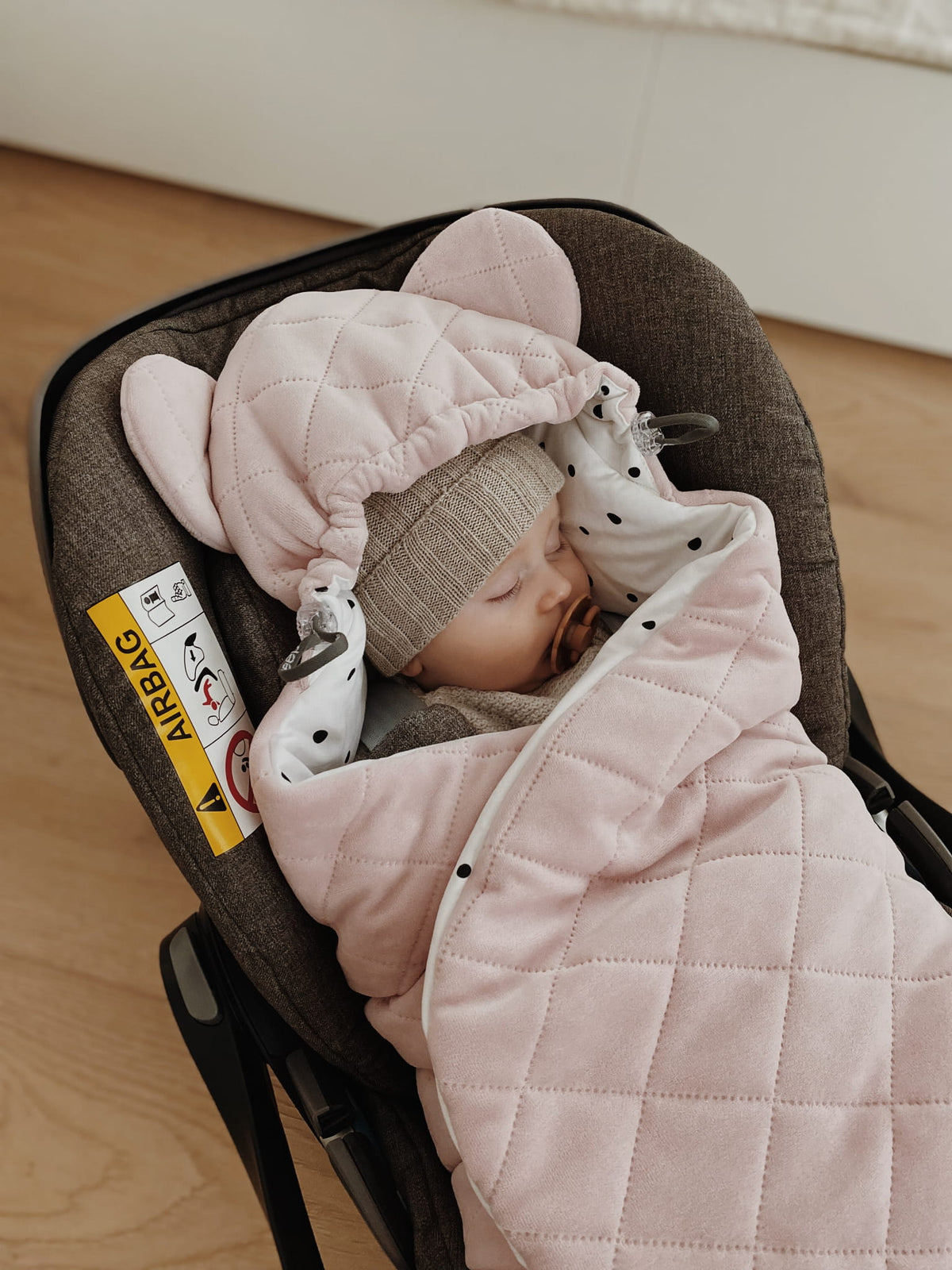 Paturica pentru scoica auto Sleepee Royal Baby catifea Sand - detaliu 8