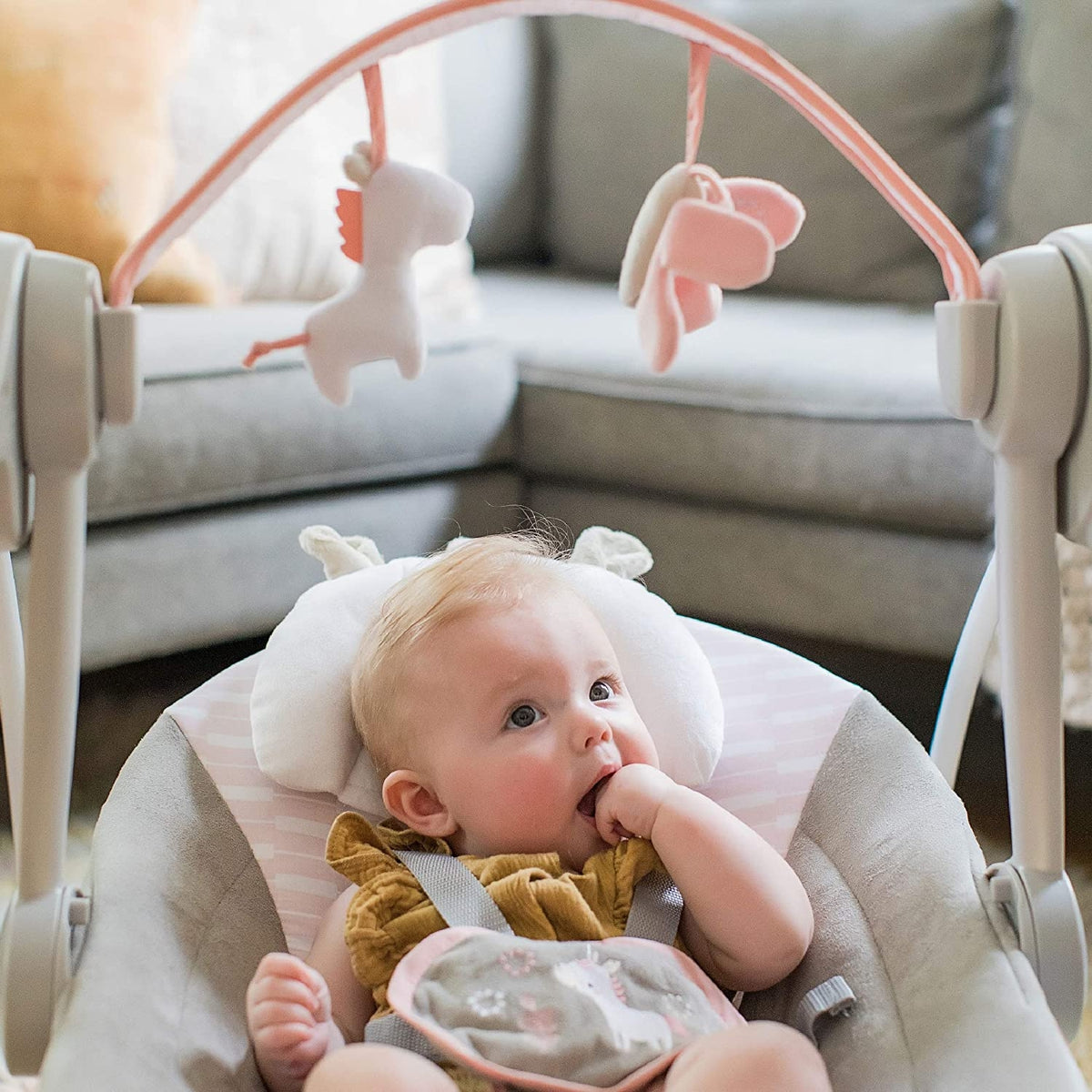 Ingenuity - Leagan portabil Comfort 2 Go Flora the Unicorn