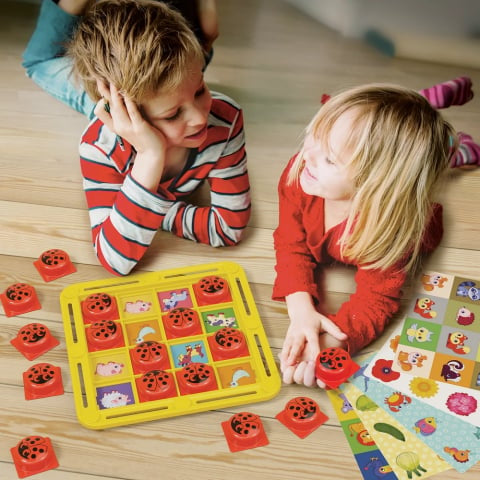 Joc memorie Quercetti FantaMemo Ladybug Nature – doi copii care caută perechile pe tablă
