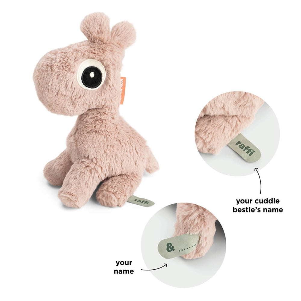 Jucărie de pluș Done by Deer Cuddle Bestie Raffi eticheta personalizată