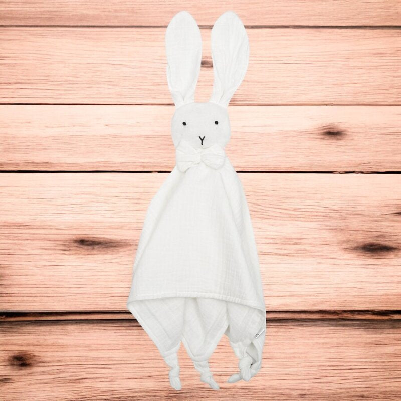 Jucarie textila New Baby Rabbit 30x30 cm, Alb – jucăria pe fundal din lemn