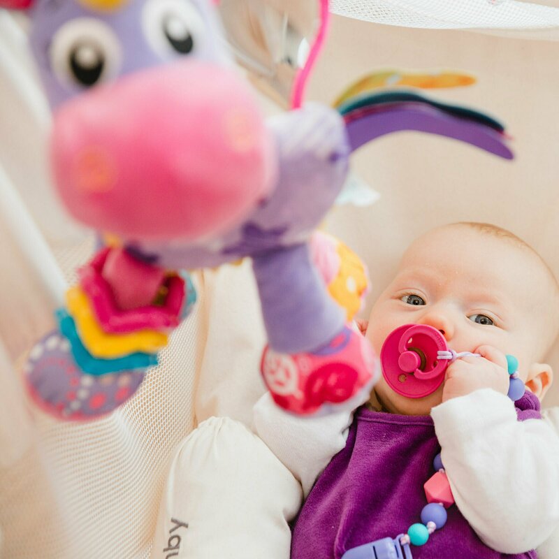 Jucarie pentru carucior, scoica auto si patut, Playgro, Cu jucarie de dentitie, Cu sunete, Activity Friend Stella Unicorn, 39 cm