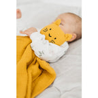 Jucarie textila New Baby Baby Cat 30x30 cm, Mustar – bebeluș cu jucăria, fotografie ilustrativă