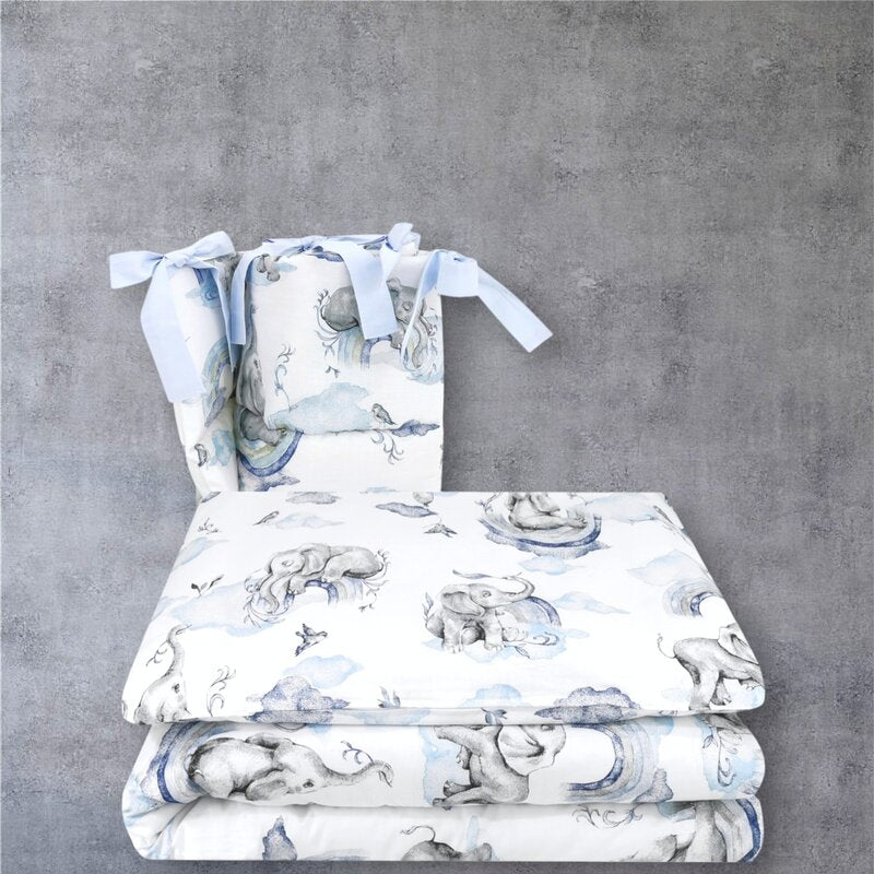 Lenjerie pătuț Qmini Elephants on Rainbow Blue 120x60 cm, 3 piese – detaliu material