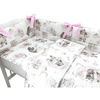 Lenjerie pătuț Qmini Teddy Bear & Friends Pink 120x60 cm, 3 piese – prezentare produs