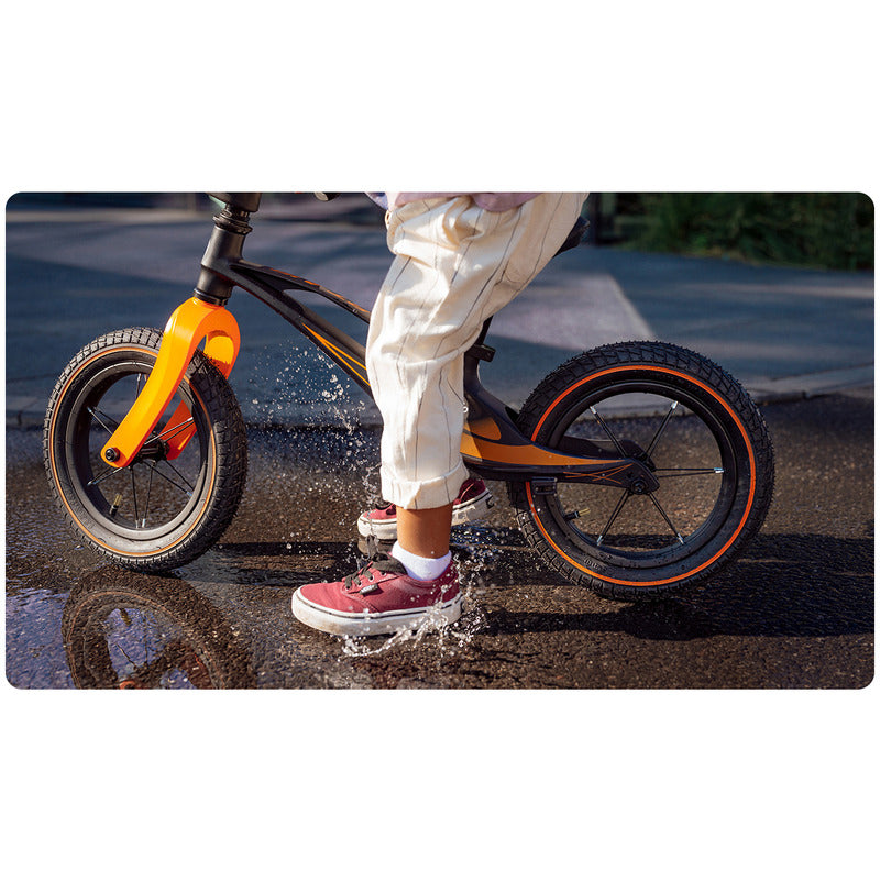 Bicicleta fara pedale, Lionelo, Bart Air, Usoara, Cu roti gonflabile, Cu cadru din magneziu, Cu ghidon si sa reglabile, Greutate 3.8 Kg, 12 inch, Conform cu standardul european de securitate EN71, Negru