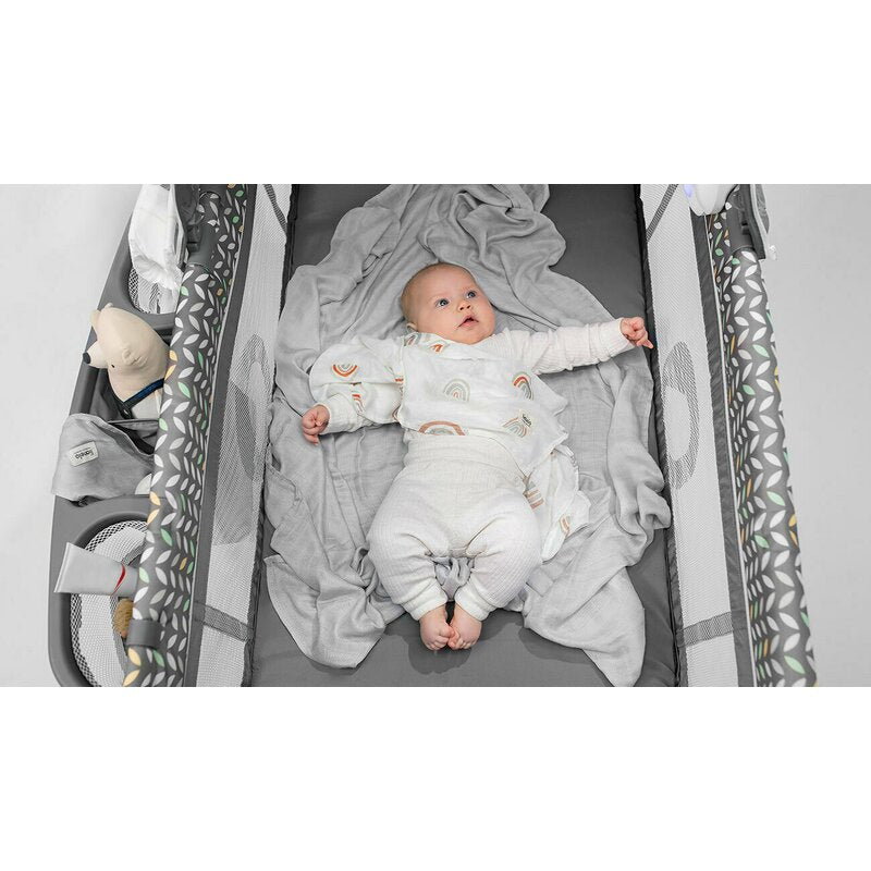 Patut pliant, Lionelo, Sven Plus, 120x60 cm, Cu doua nivele, Cu arcada jucarii, masuta de infasat  vibratii, melodii, conform cu standardele europeane de securitate EN716 si EN12221, Yellow Scandi