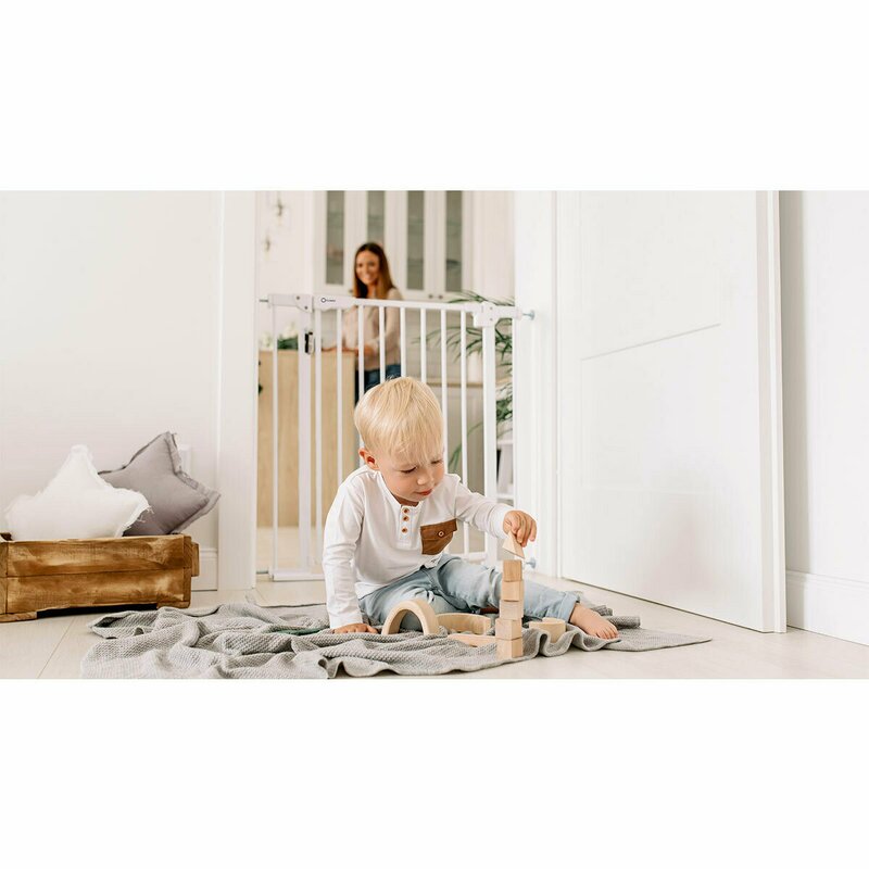 Poartă de siguranță Lionelo Truus Slim LED Alb – poartă în utilizare