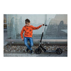 Trotinetă Lionelo Luca Grafit/Negru – copil lângă trotinetă