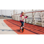 Trotinetă Lionelo Luca Alb/Portocaliu – copil folosind trotineta pe pistă