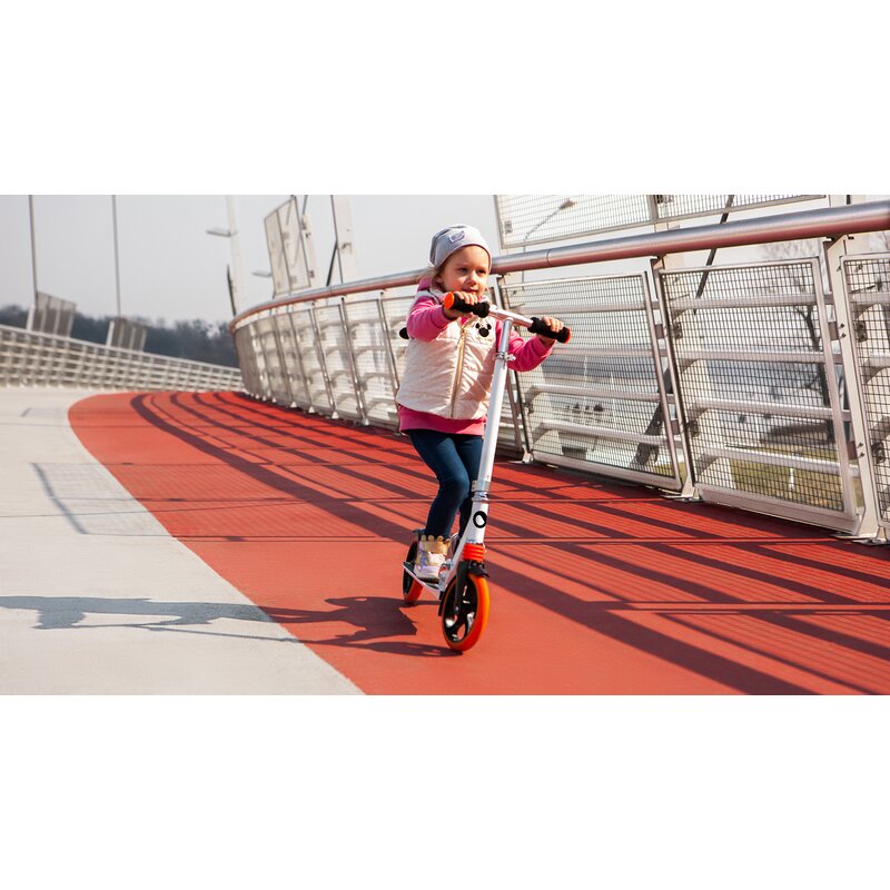 Trotinetă Lionelo Luca Alb/Portocaliu – copil folosind trotineta pe pistă