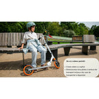 Trotinetă Lionelo Luca Alb/Portocaliu – adult folosind trotineta în parc