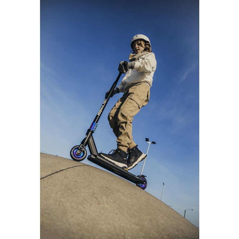 Trotineta, Lionelo, Whizz, Pentru Acrobatii, Rulmenti ABEC-9, 20 - 100 kg, Conform cu standardul european de securitate EN14619, Albastru