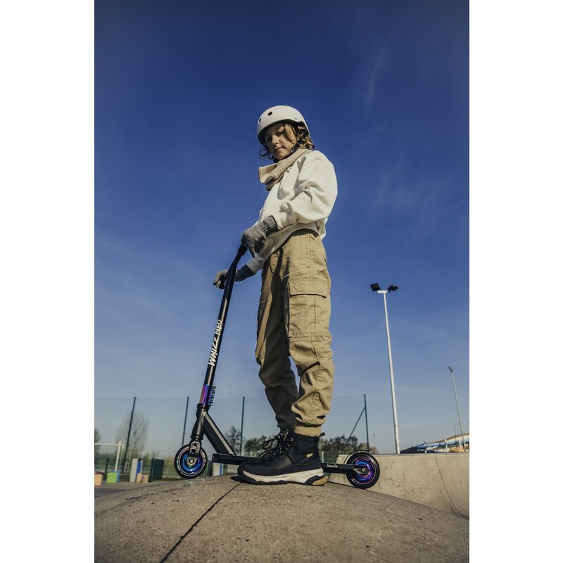 Trotineta, Lionelo, Whizz, Pentru Acrobatii, Rulmenti ABEC-9, 20 - 100 kg, Conform cu standardul european de securitate EN14619, Albastru