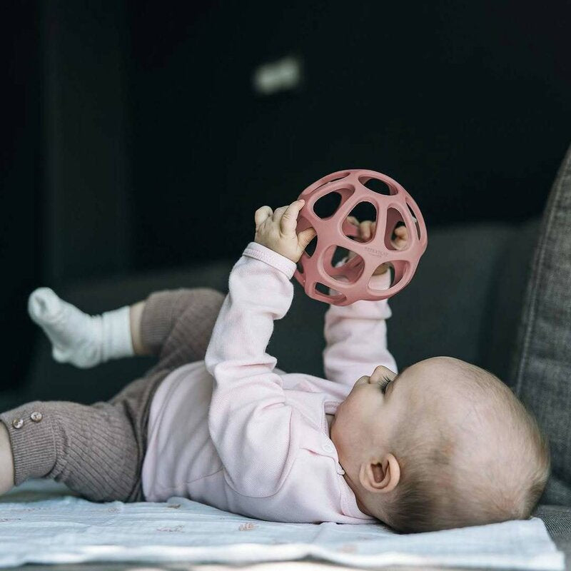 Minge, Free2Play, Pentru dentitie, Moale, Din silicon alimentar, Fara BPA, Dezvolta abilitatile motorii si coordonarea ochi-mana, Usor de curatat, Diametru 11 cm, 0 luni+, Pink